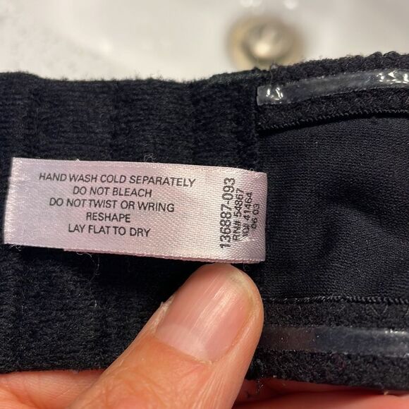 𝅺victoria Secrets woman’s black strapless bra - Picture 10 of 10